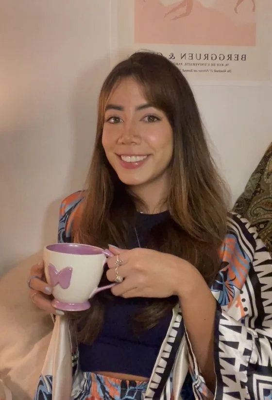 Camila Reyyes sonriendo con una taza en la mano